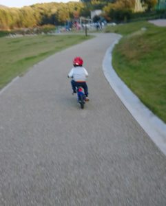 自転車に乗る子ども
